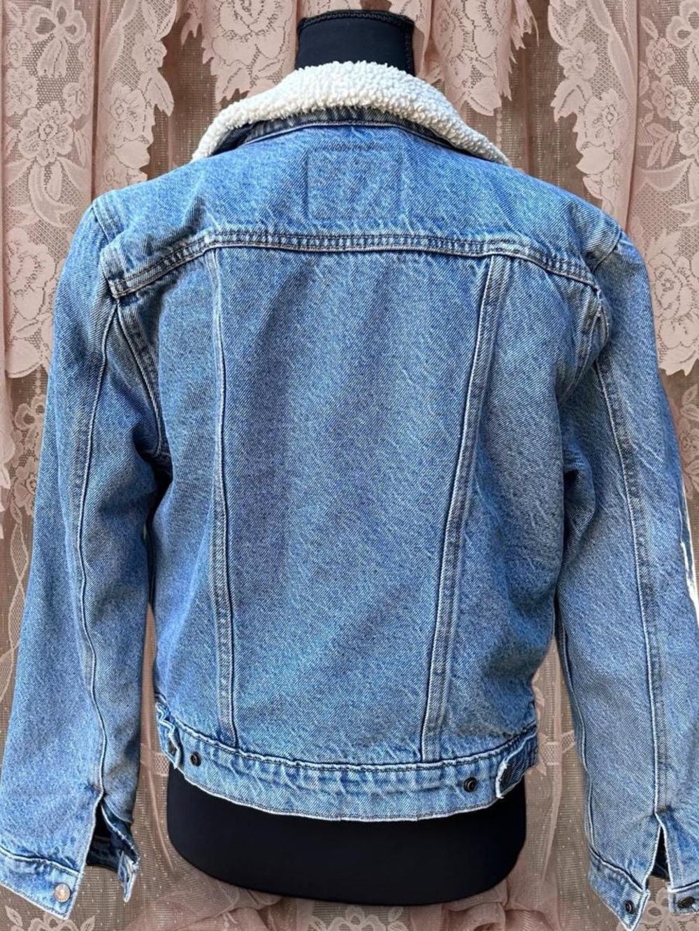 Levi's Light Blue Denim Jacket with White Sherpa Lining - Picture 3 of 8
